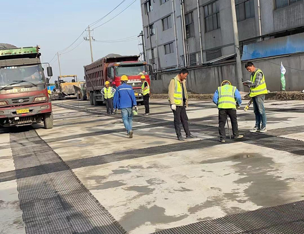 长岭老材料的新故事：玻璃纤维土工格栅如何在‘白改黑’浪潮中重获新生？